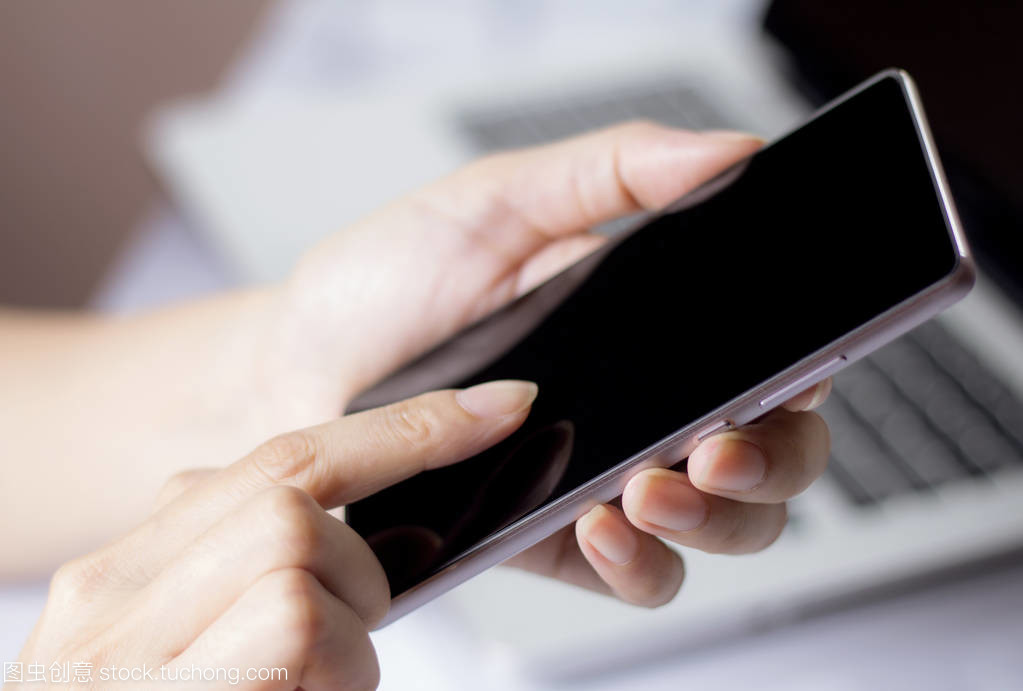 手拿着手机白屏